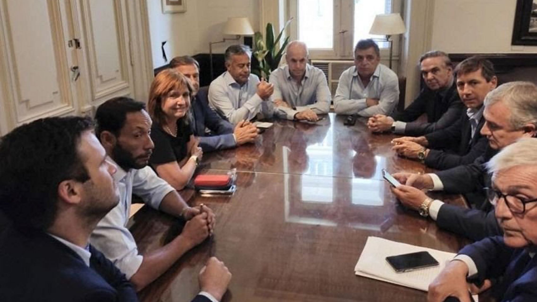 Juntos por el Cambio criticó al Gobierno por la vacunación VIP: "Es una vergüenza nacional"